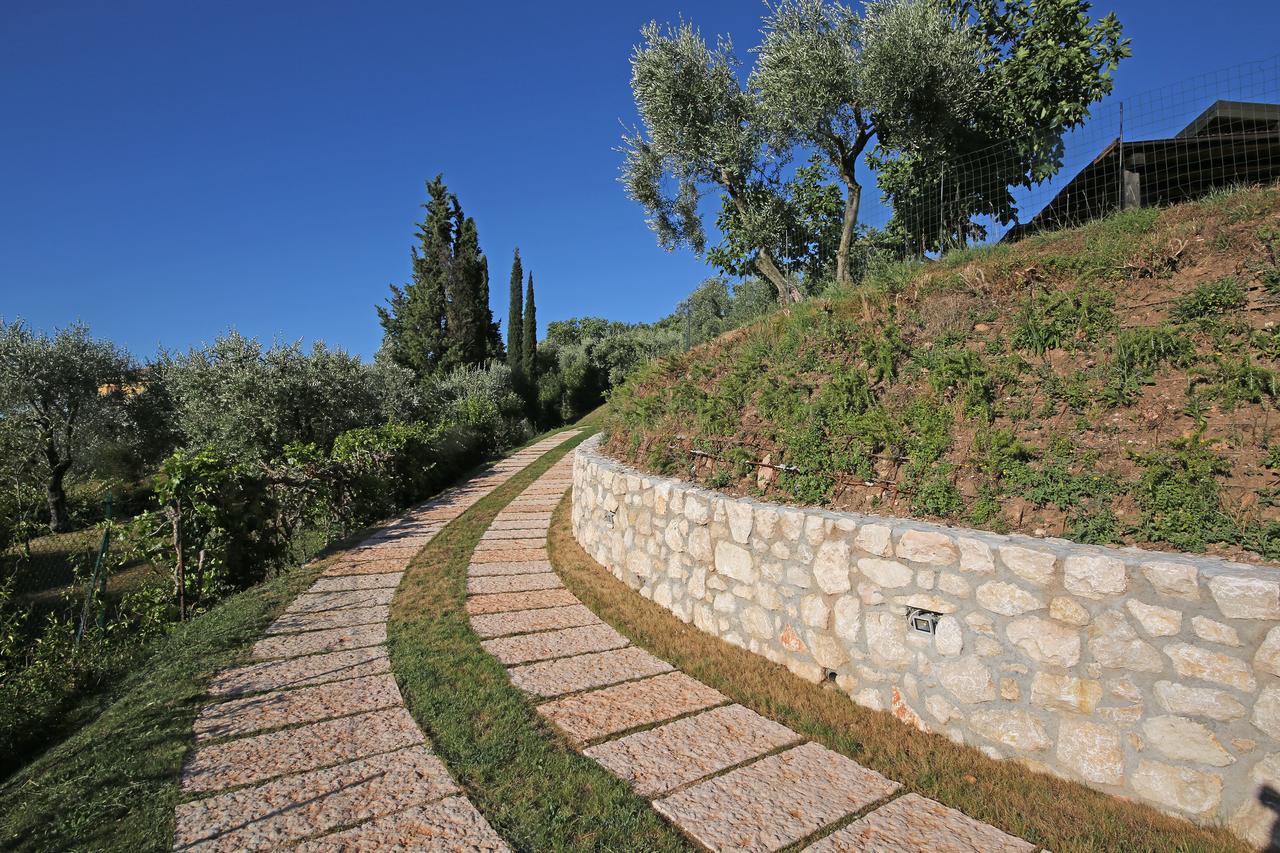 Villa Dei Rosmarini ตอสโกลาโน มาแดร์โน ภายนอก รูปภาพ